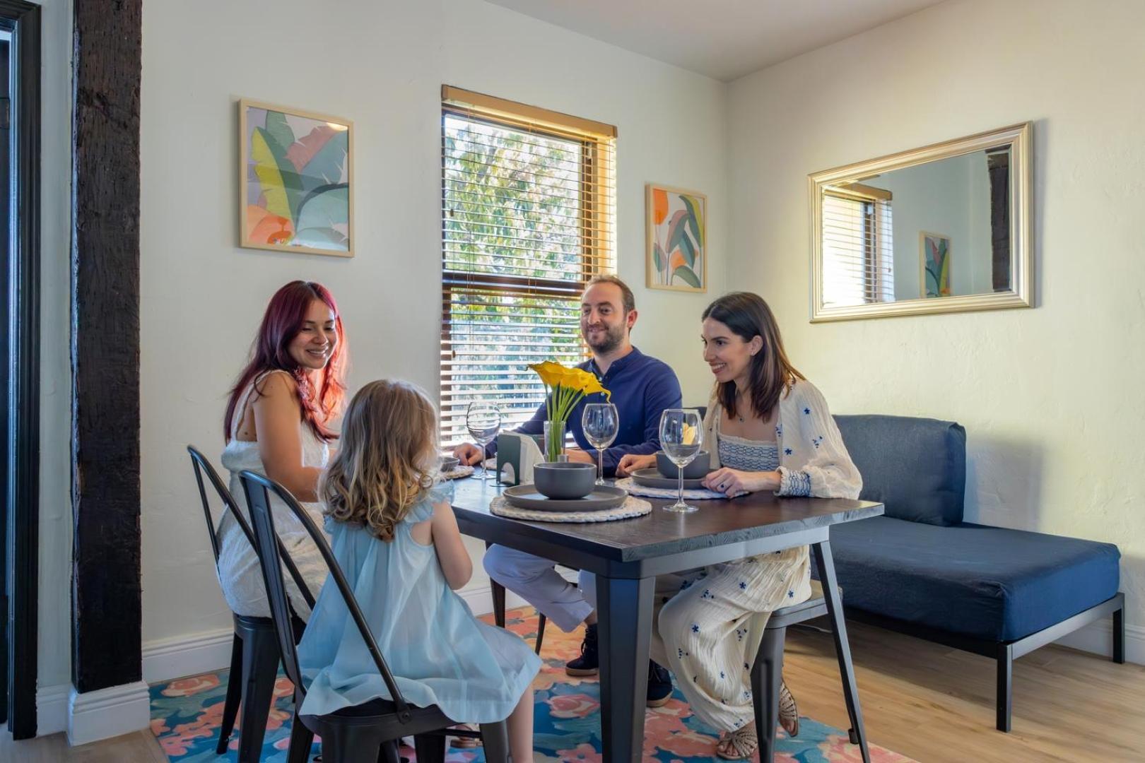 Ferienhaus Spacious Free Parking Great Location